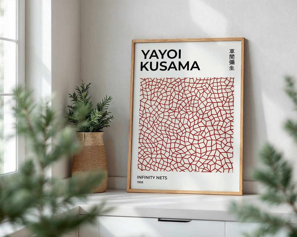 Yayoi Kusama Infinity Nets poster visualiserad på vägg – från Bozetto i hög kvalitet