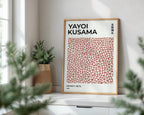 Yayoi Kusama Infinity Nets poster visualiserad på vägg – från Bozetto i hög kvalitet