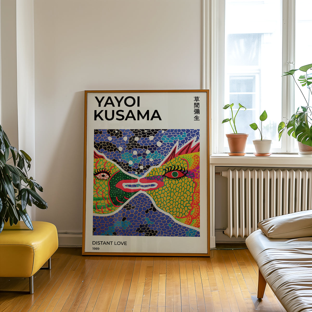 Yayoi Kusama Distant Love poster visualiserad på vägg – från Bozetto i hög kvalitet