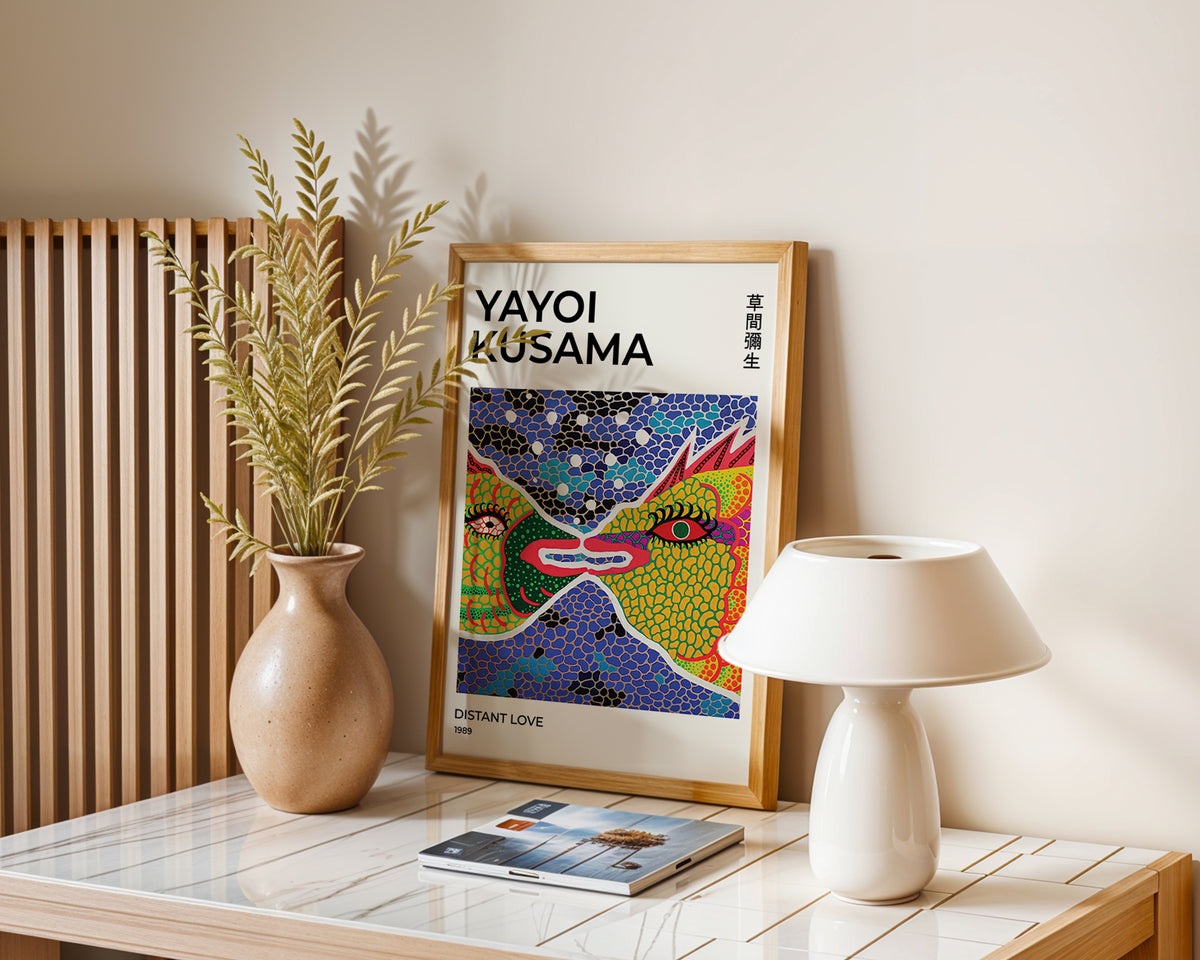 Mockup av Yayoi Kusama Distant Love affisch på vägg – köp enkelt hos Bozetto i hög kvalitet