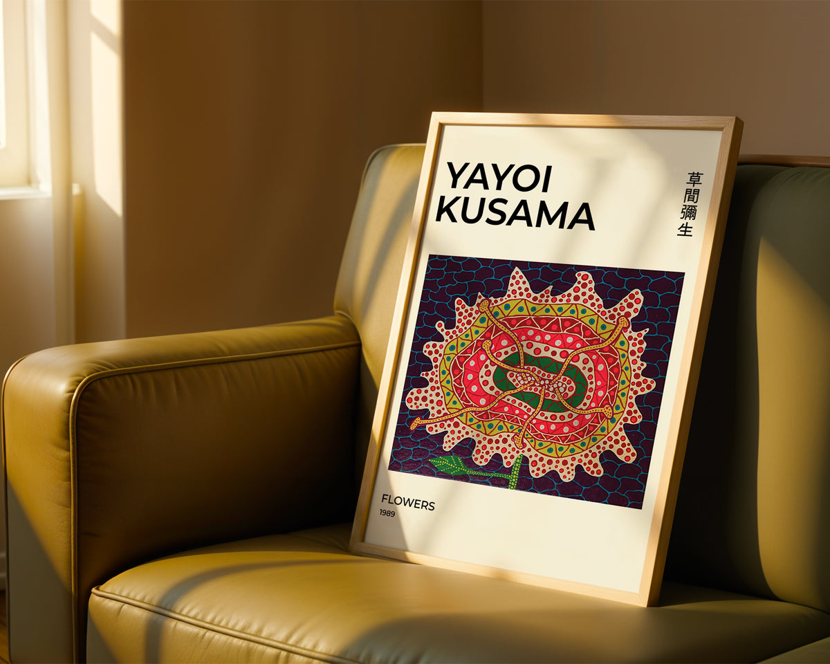 Yayoi Kusama Flowers 1989 poster visualiserad på vägg – från Bozetto i hög kvalitet