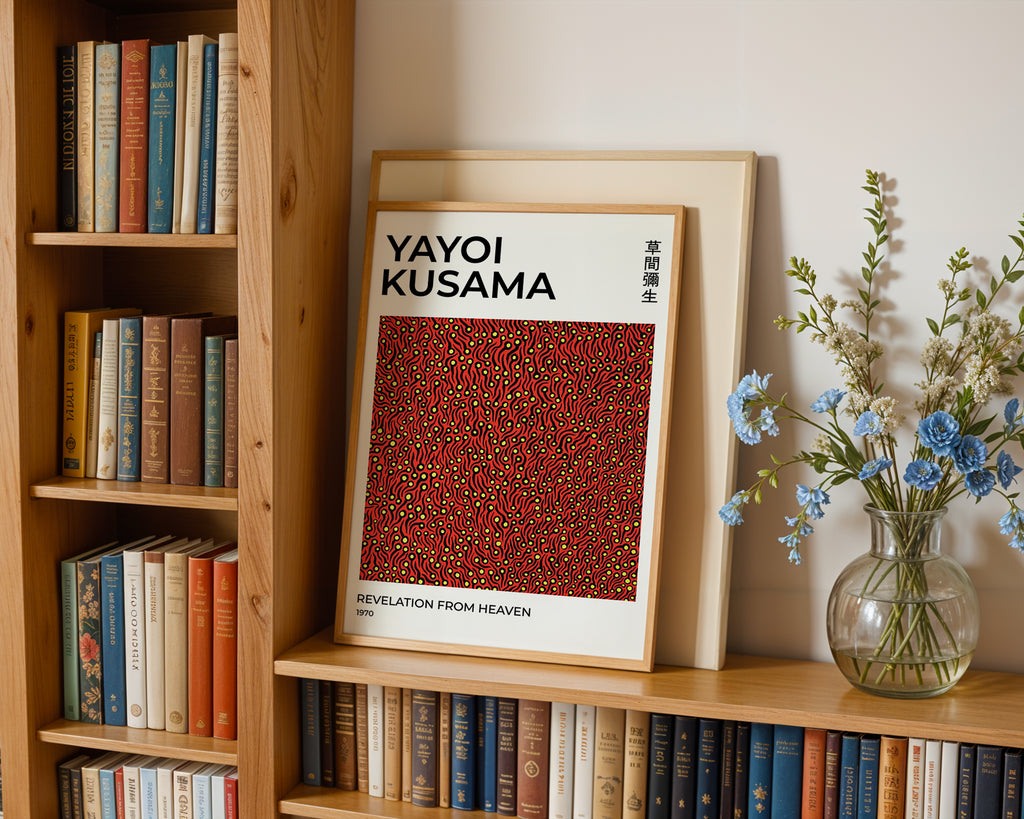Yayoi Kusama Mind Swirl poster visualiserad på vägg – från Bozetto i hög kvalitet