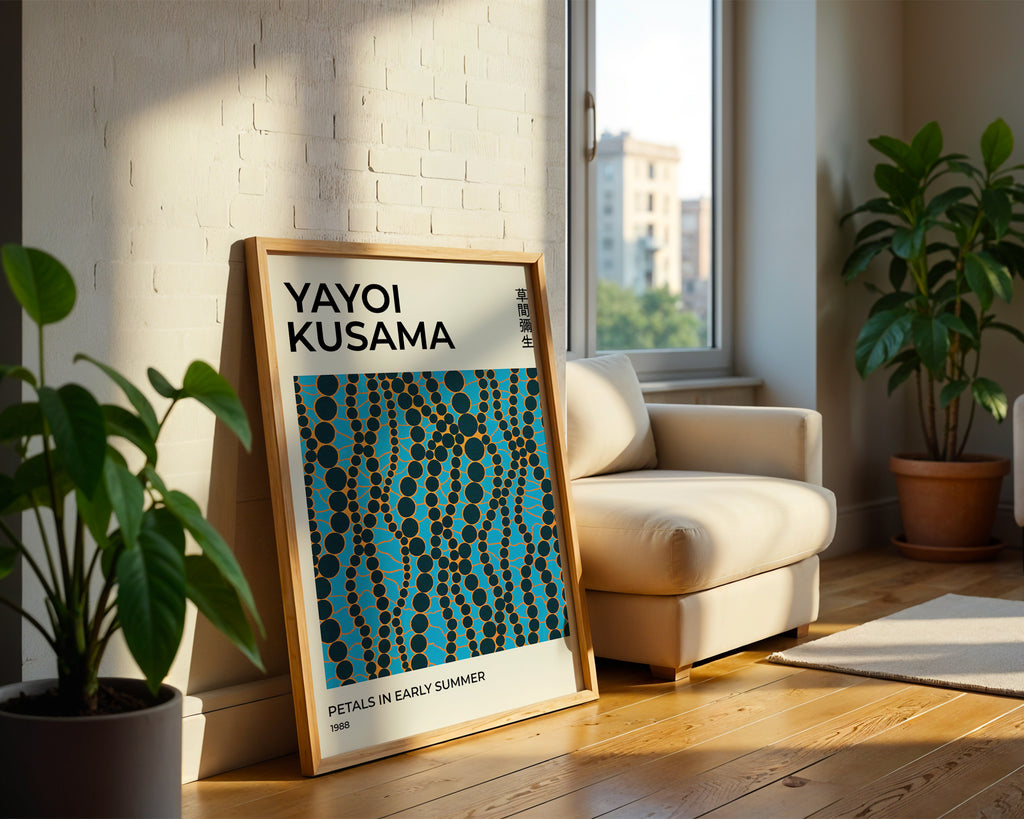 Yayoi Kusama Summer Petals poster visualiserad på vägg – från Bozetto i hög kvalitet