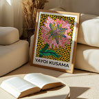 Mockup av Yayoi Kusama Yellow Garden affisch på vägg – köp enkelt hos Bozetto i hög kvalitet