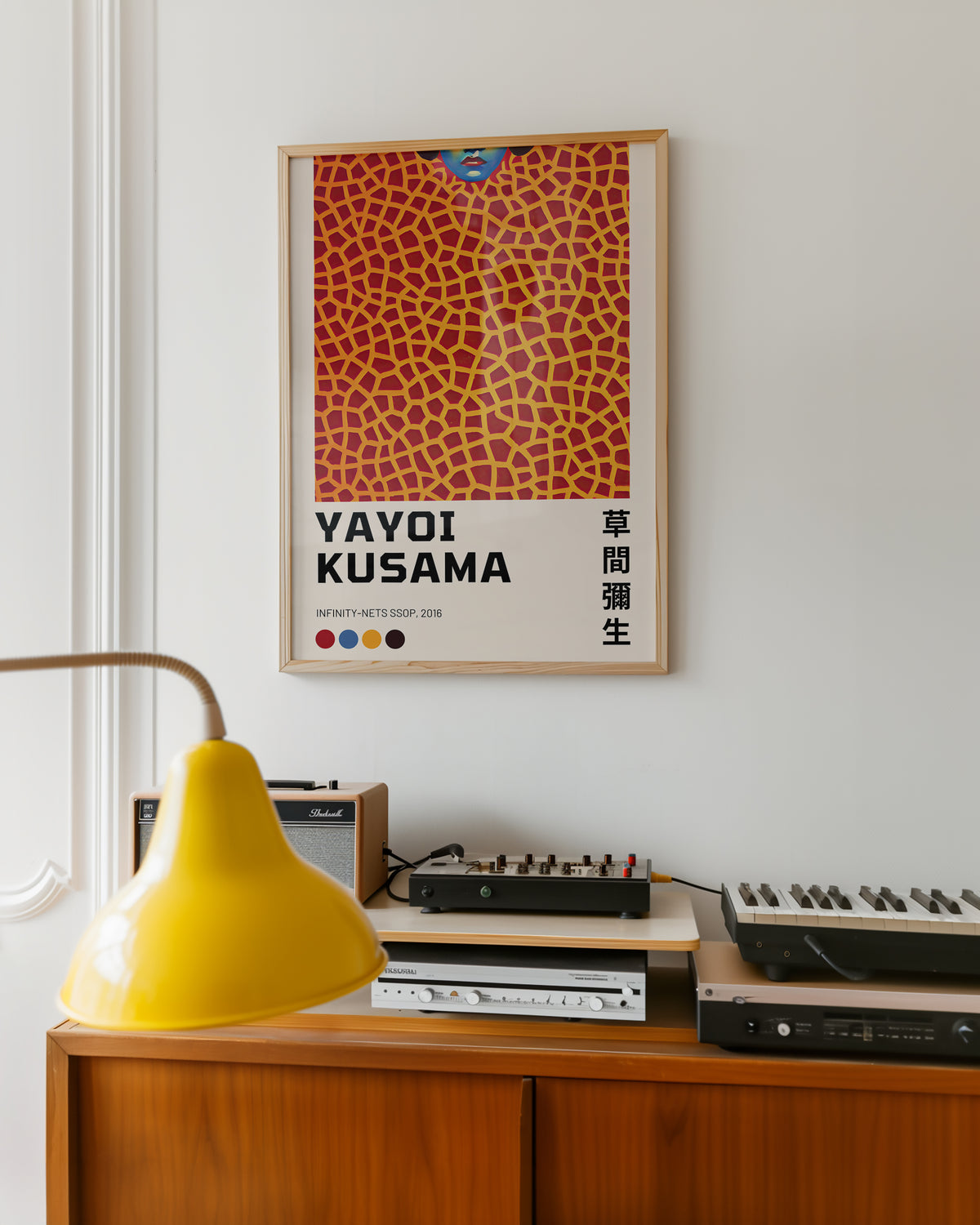 Yayoi Kusama Infinity Nets poster visualiserad på vägg – från Bozetto i hög kvalitet