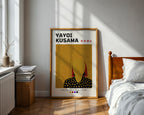 Yayoi Kusama Abstract Face poster visualiserad på vägg – från Bozetto i hög kvalitet