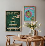 Let's Get Fizzical Poster – två posters i rum 3