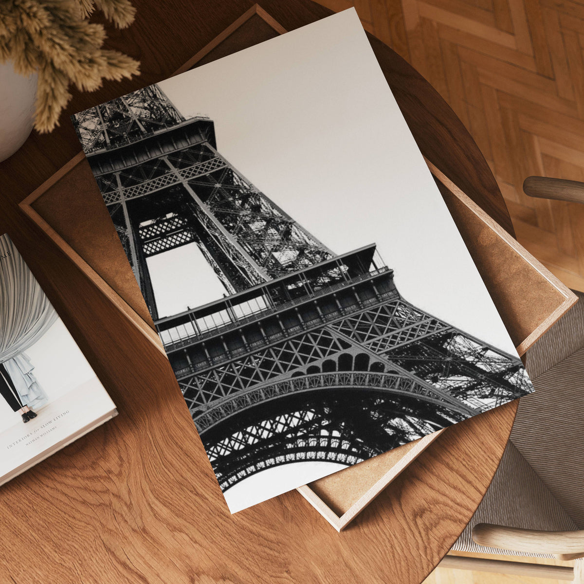 Eiffel Grace poster visad rakt fram – Bozetto affisch i hög tryckkvalitet i hög tryckkvalitet
