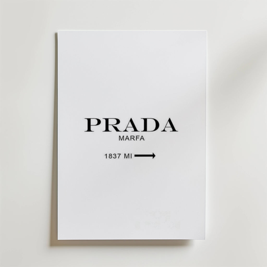 Prada Marfa – stilfullt konsttryck från Bozetto, tryckt på matt finpapper i hög tryckkvalitet