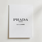 Prada Marfa – stilfullt konsttryck från Bozetto, tryckt på matt finpapper i hög tryckkvalitet