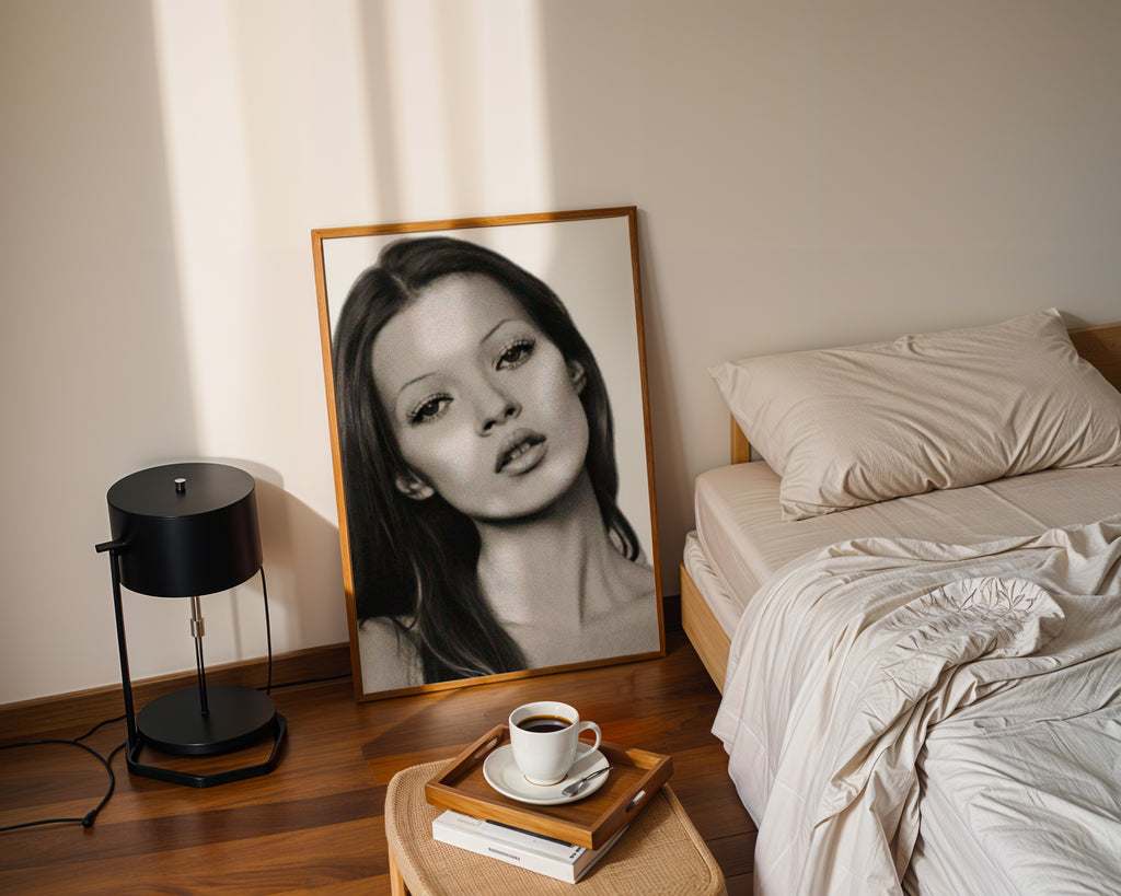 Mockup av Kate Moss Portrait affisch på vägg – köp enkelt hos Bozetto i hög kvalitet