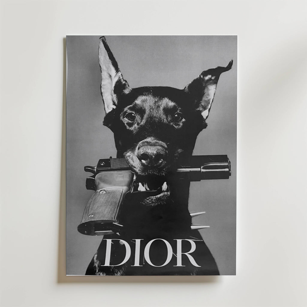 Dior Doberman – stilfullt konsttryck från Bozetto, tryckt på matt finpapper i hög tryckkvalitet