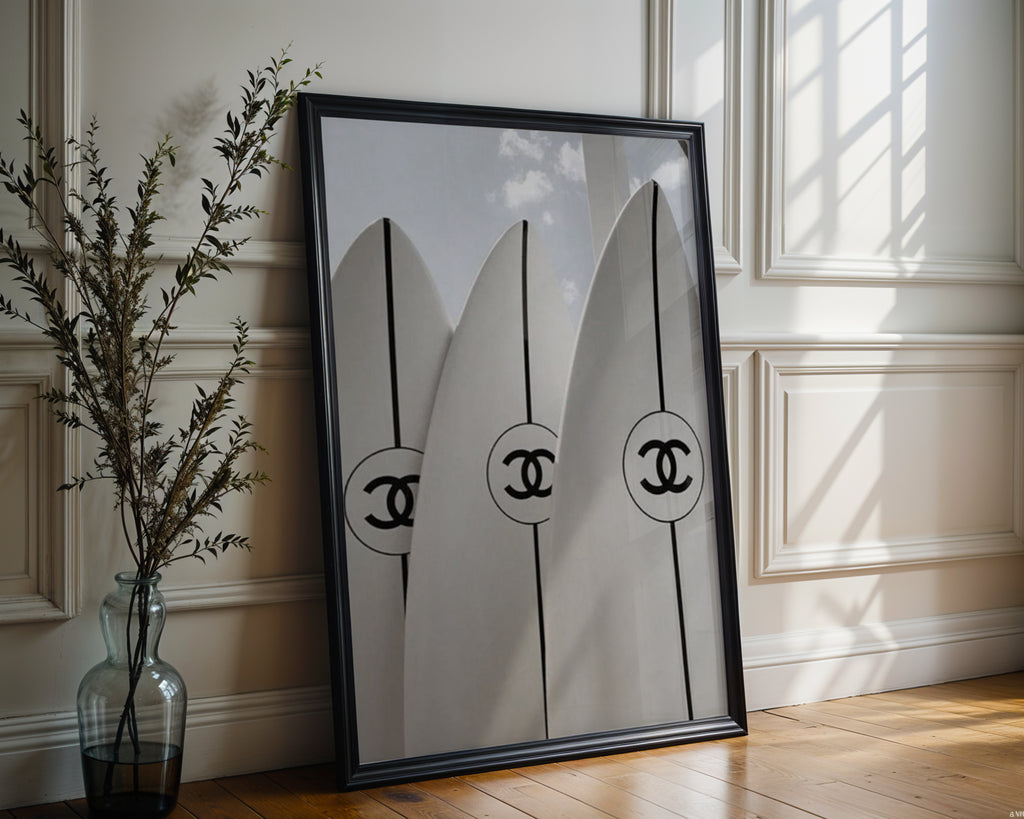 Väggmockup av Chanel Surf No.2 affisch på ljus tegelvägg – Bozetto konsttryck i hög tryckkvalitet