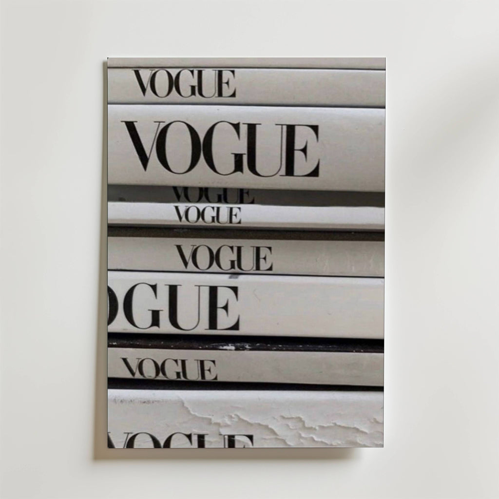 Vogue Stack – stilfullt konsttryck från Bozetto, tryckt på matt finpapper i hög tryckkvalitet