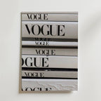 Vogue Stack – stilfullt konsttryck från Bozetto, tryckt på matt finpapper i hög tryckkvalitet