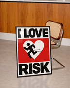 Väggmockup av Love Risk affisch på ljus tegelvägg – Bozetto konsttryck i hög tryckkvalitet