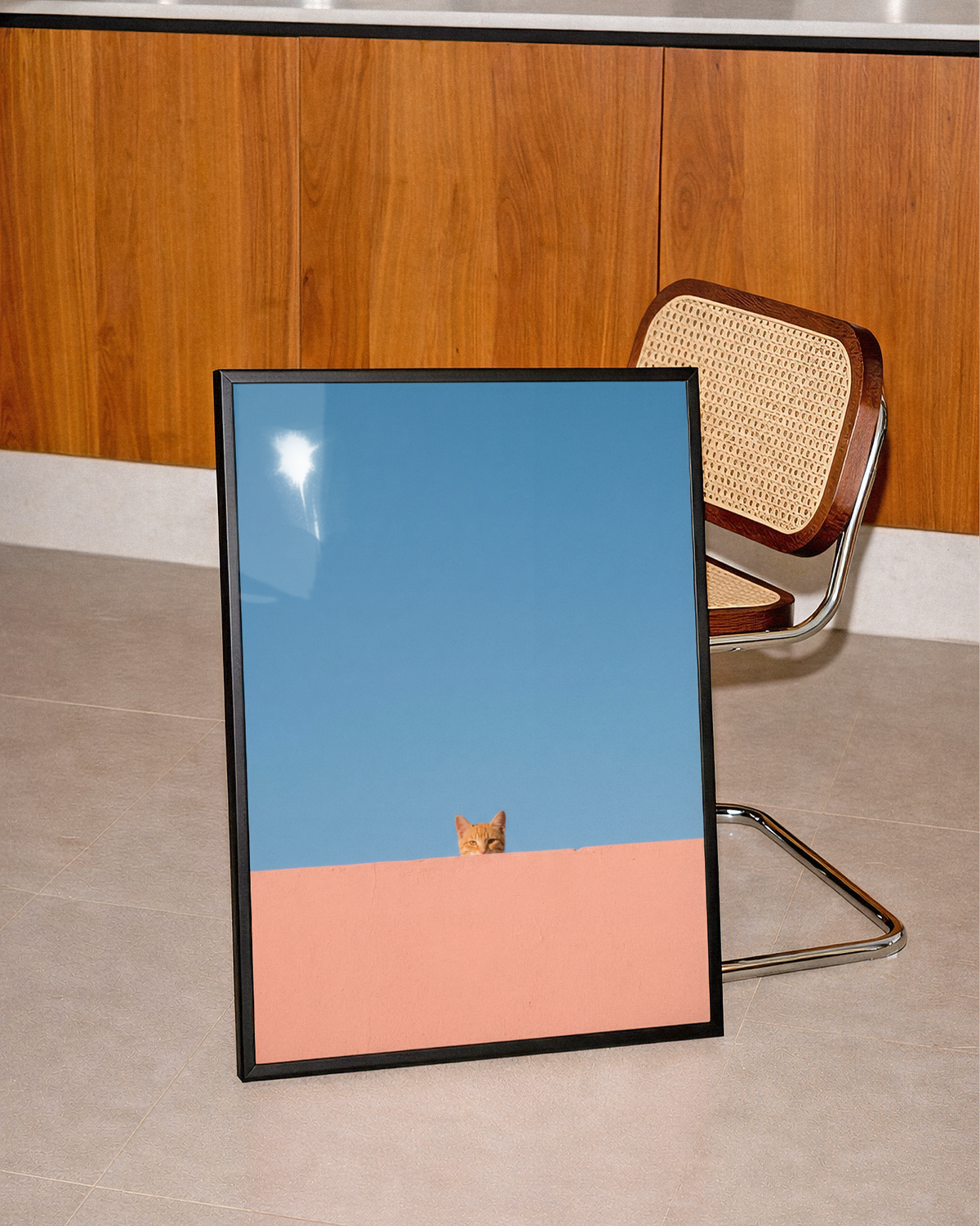 Mockup av Curious Cat Horizon affisch på vägg – köp enkelt hos Bozetto i hög kvalitet