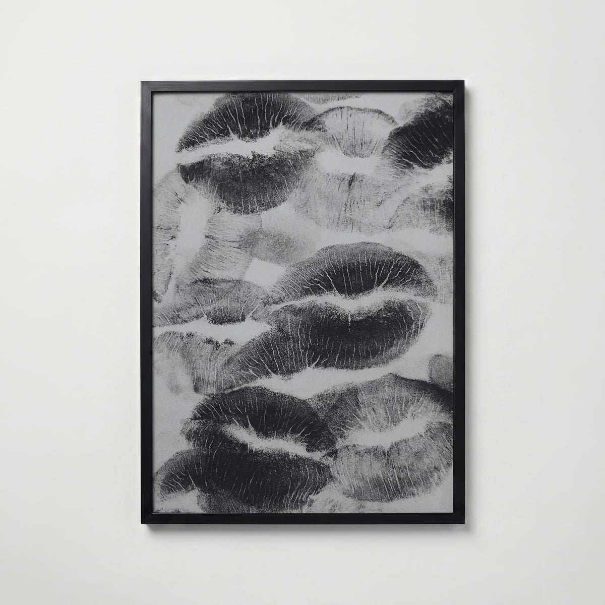 Inked Kiss Marks Poster – svart ram
