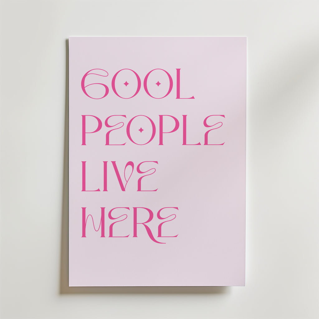 Storleksjämförelse för Cool People Live Here affisch – Bozetto erbjuder flera format