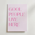 Storleksjämförelse för Cool People Live Here affisch – Bozetto erbjuder flera format