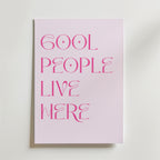 Storleksjämförelse för Cool People Live Here affisch – Bozetto erbjuder flera format