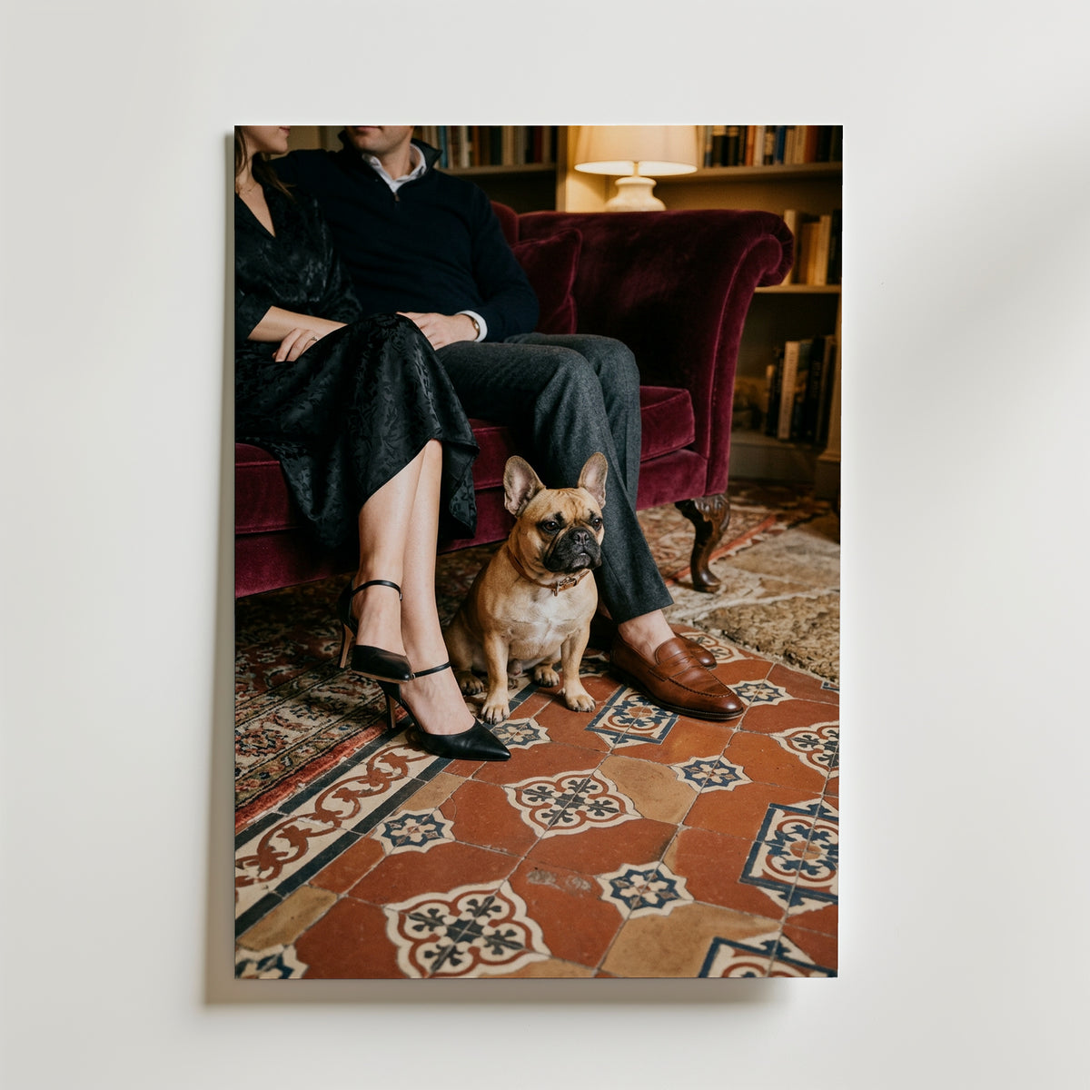 Salon Bulldog Poster – fransk bulldog i vintage-interiör mellan eleganta ben
