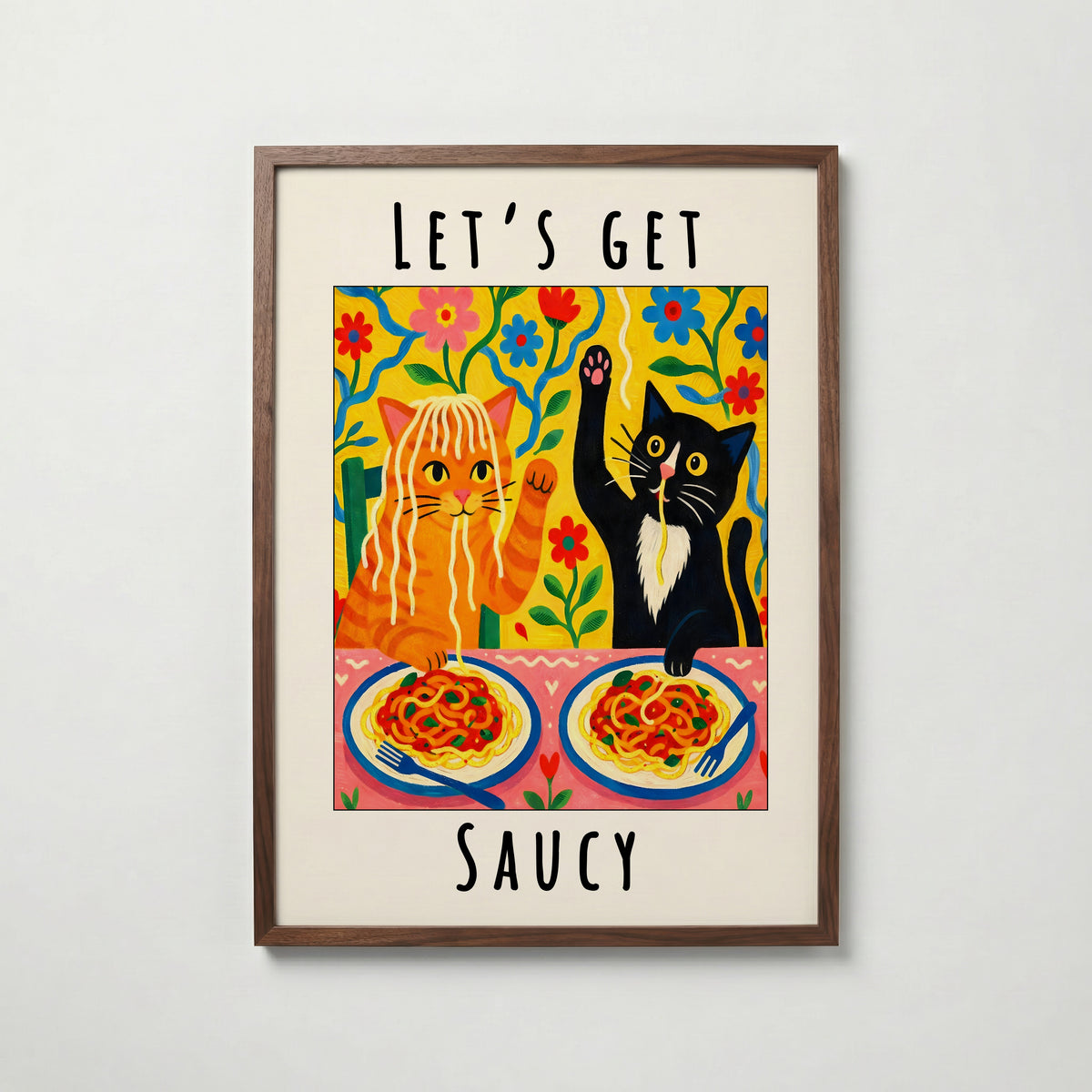 Lets Get Saucy Cat Dinner affisch på vit bakgrund – köp enkelt hos Bozetto i hög kvalitet