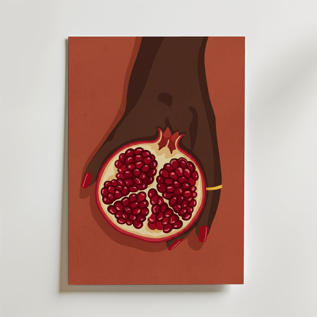 Scarlet Pomegranate Poster – illustration av mörk hand som håller klyvet granatäpple mot terrakottabakgrund
