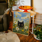 Summer Cat Poster – svart katt bland sommarblommor i ljust vardagsrum, väggkonst från Bozetto