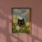 Summer Cat Poster – svart katt bland sommarblommor ovanför soffan i hemmiljö, konsttryck från Bozetto