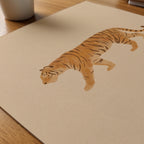 Tiger Stroll Poster – närbild på papper