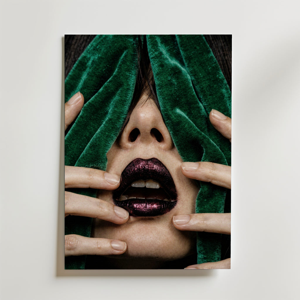 Velvet Reveal Poster – mystisk close-up med djupgrönt sammet som täcker ansikte och metallic läppar