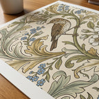 William Morris Song Thrush Woodblock Poster – närbild på papper