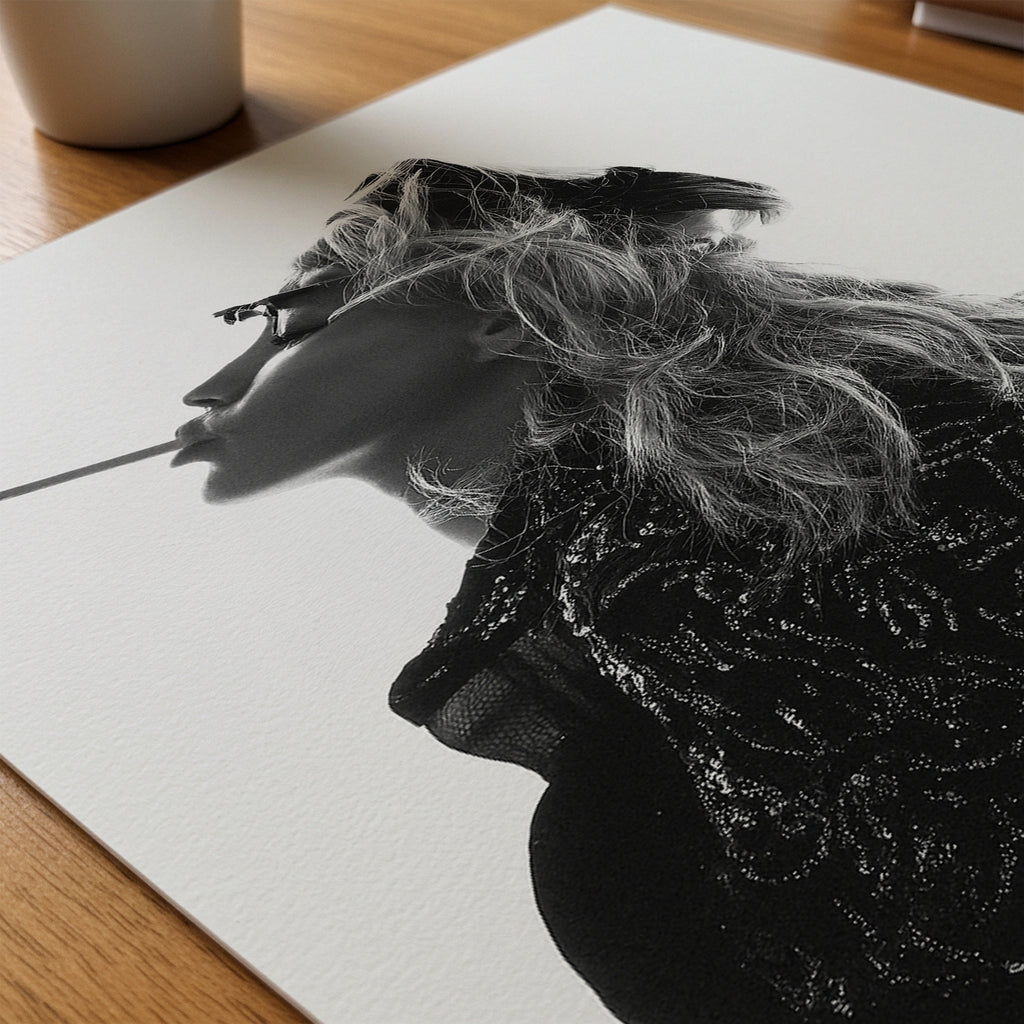 Windswept Glamour Poster – närbild på papper