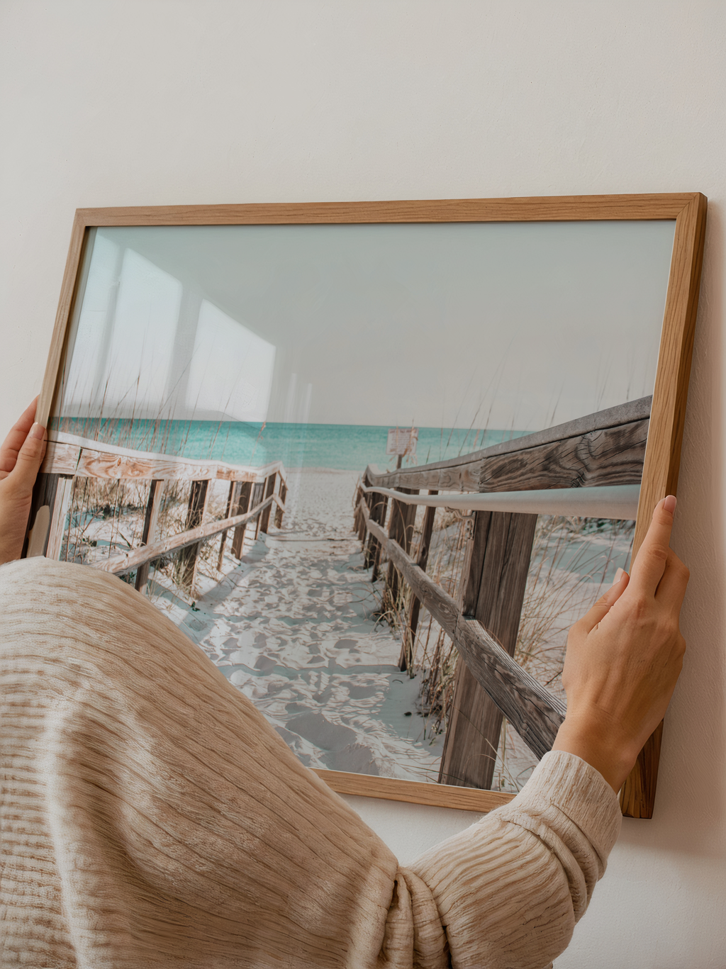 Mockup av Turquoise Beach Walkway affisch på vägg – köp enkelt hos Bozetto i hög kvalitet