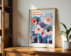 Yayoi Kusama Blue Floral poster visualiserad på vägg – från Bozetto i hög kvalitet