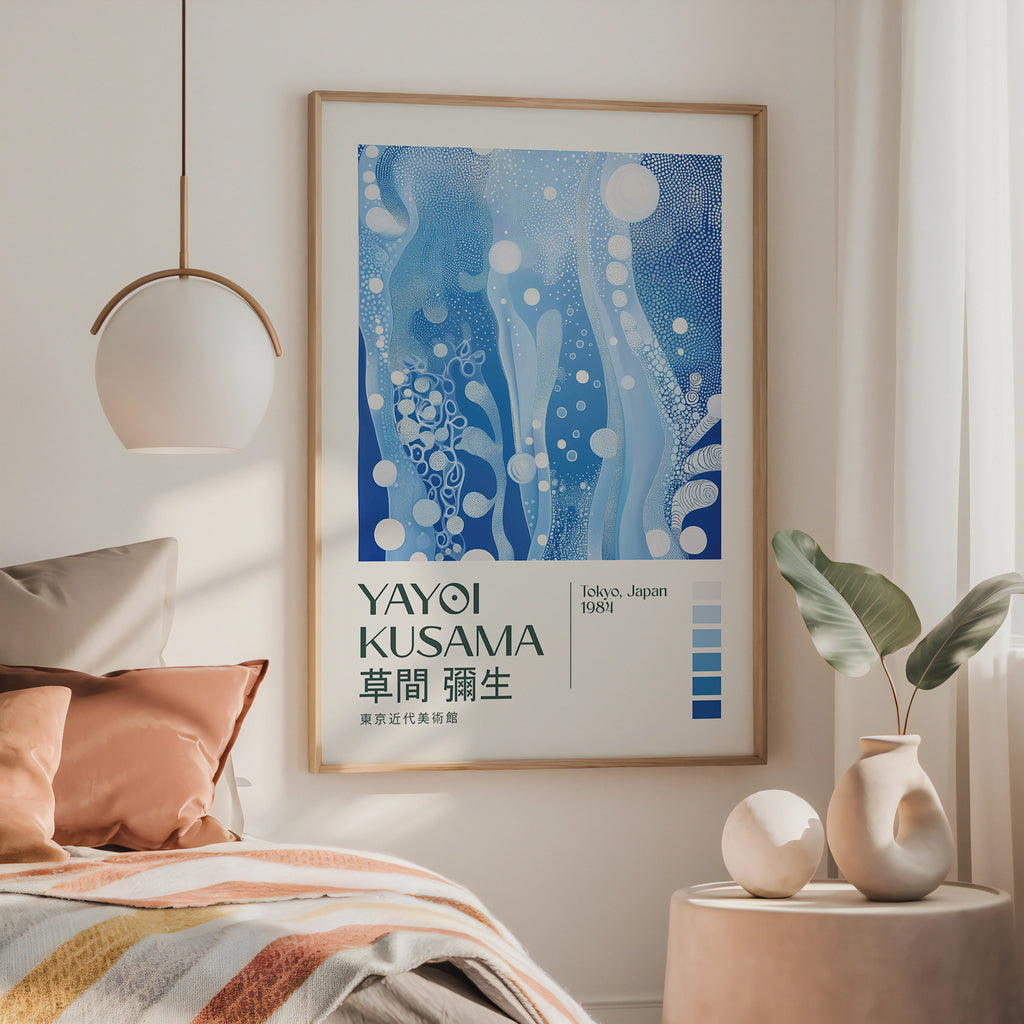 Yayoi Kusama Blue Infinite Flow affisch på neutral bakgrund – poster från Bozetto