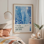 Yayoi Kusama Blue Infinite Flow affisch på neutral bakgrund – poster från Bozetto