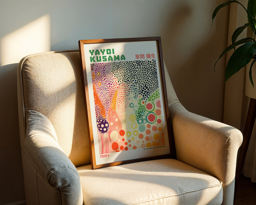 Yayoi Kusama Color Dots poster visualiserad på vägg – från Bozetto i hög kvalitet