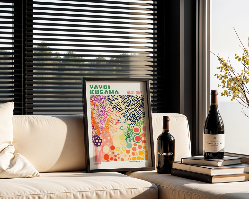 Yayoi Kusama Color Dots poster visualiserad på vägg – stilren mockup från Bozetto