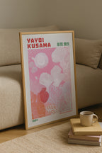 Yayoi Kusama Coral of Infinity affisch på neutral bakgrund – poster från Bozetto
