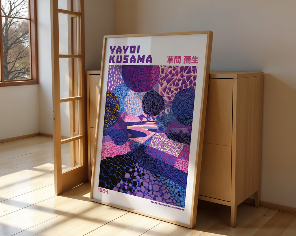 Yayoi Kusama Cosmic Path poster visualiserad på vägg – från Bozetto i hög kvalitet