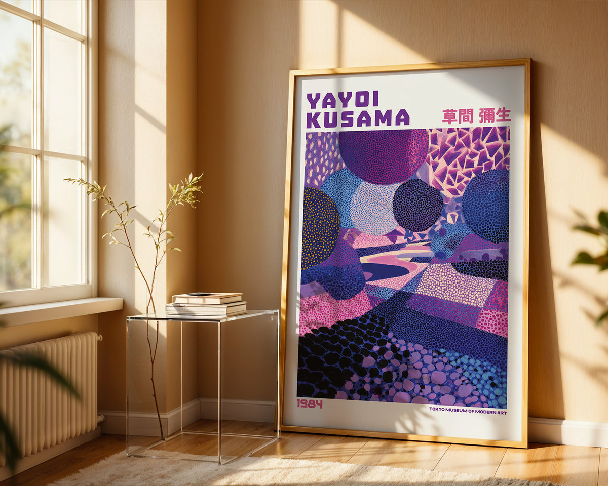 Väggmockup med Yayoi Kusama Cosmic Path – köp enkelt hos Bozetto affisch i hög kvalitet