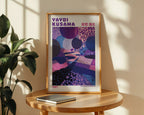 Väggmockup av Yayoi Kusama Cosmic Path affisch på ljus vägg – Bozetto konsttryck