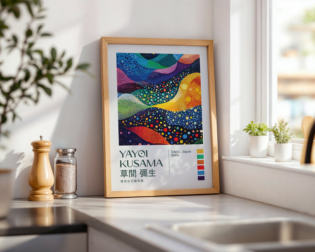 Väggmockup av Yayoi Kusama Cosmic Waves affisch på ljus vägg – Bozetto konsttryck