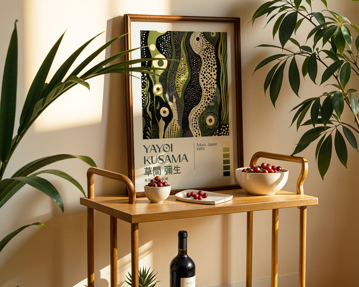 Yayoi Kusama Emerald Reverie poster visualiserad på vägg – från Bozetto i hög kvalitet