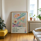 Yayoi Kusama Ethereal Bloom poster visualiserad på vägg – från Bozetto i hög kvalitet