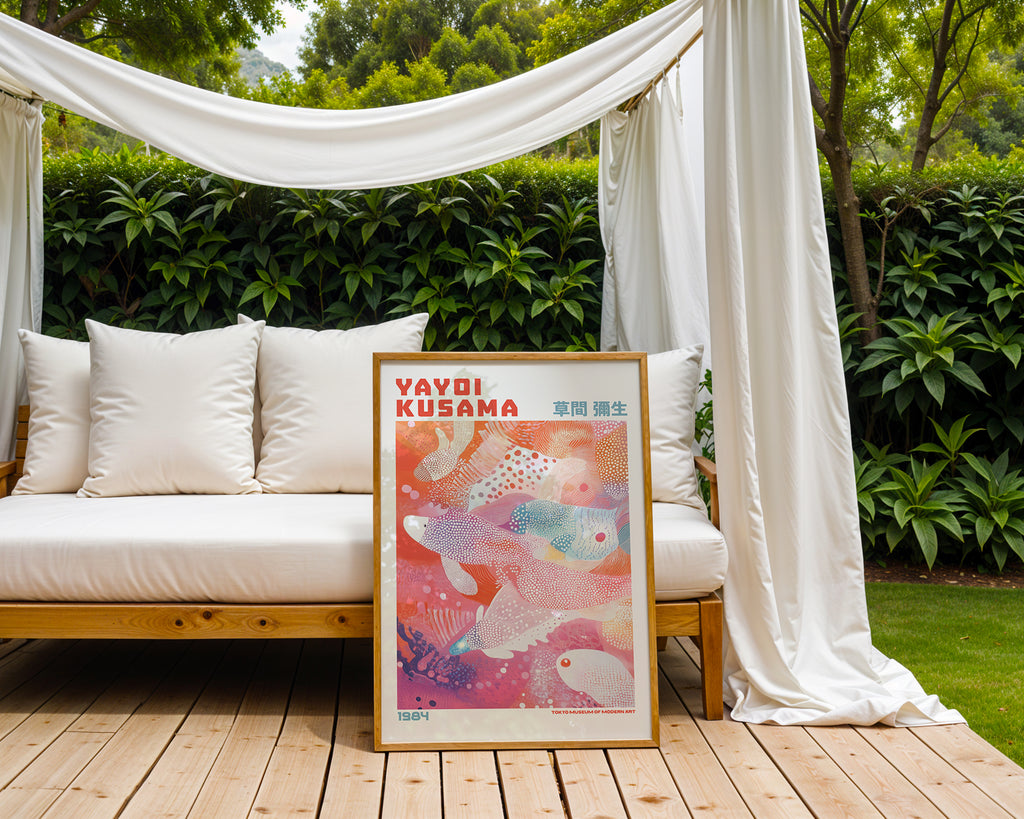 Väggmockup med Yayoi Kusama Floating Koi – köp enkelt hos Bozetto affisch i hög kvalitet