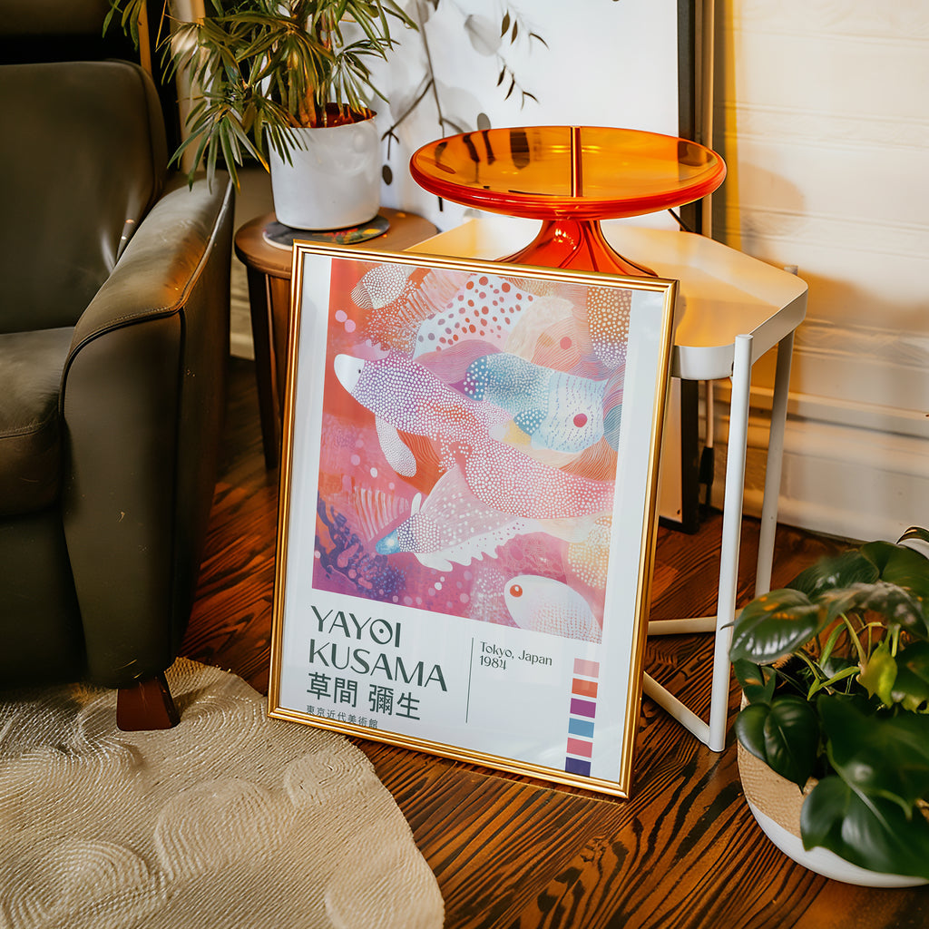 Yayoi Kusama Floating Koi poster visualiserad på vägg – från Bozetto i hög kvalitet