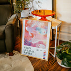 Yayoi Kusama Floating Koi poster visualiserad på vägg – från Bozetto i hög kvalitet